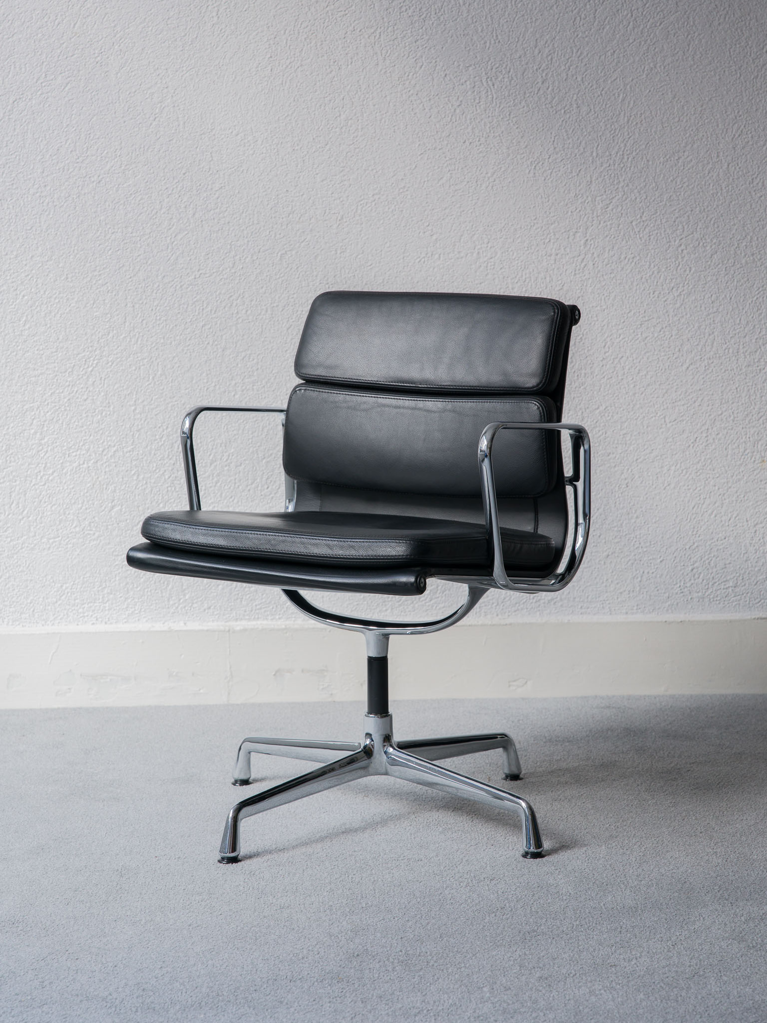 Eames Soft Pad Chair