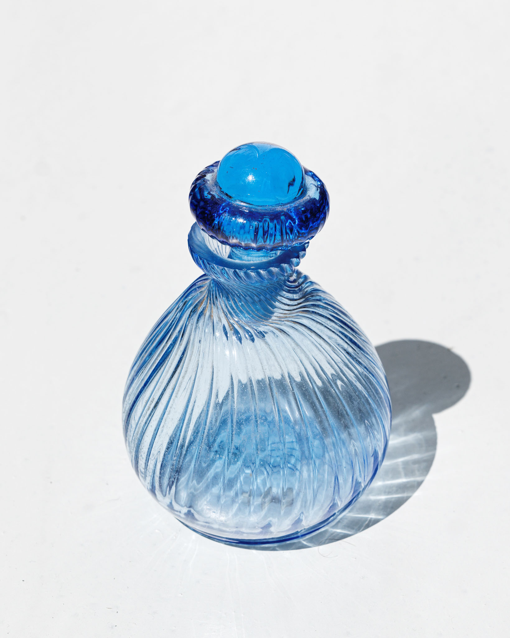 Flacon bleu torsadé